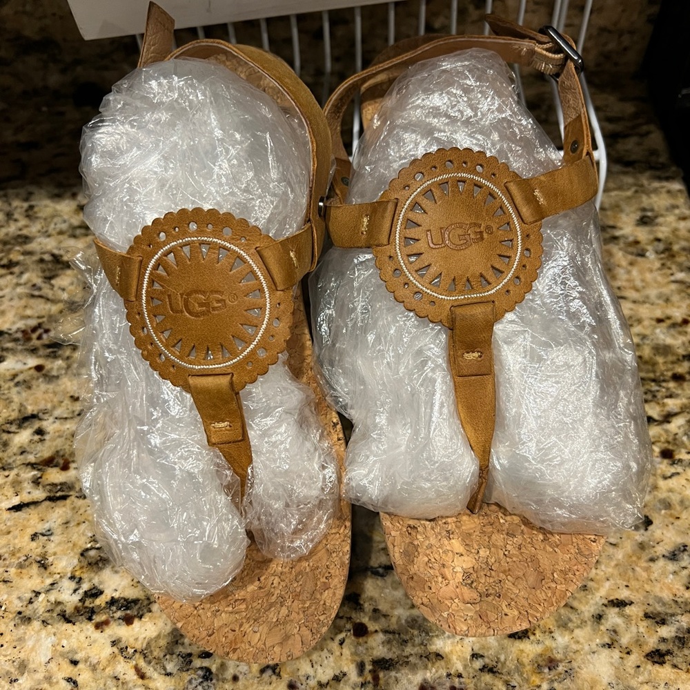 Ugg Brown Tan Thong Sandals Sz 8